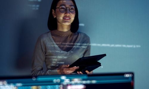 Mujeres en tecnología: un camino hacia el equilibrio de género en roles tecnológicos de alto nivel